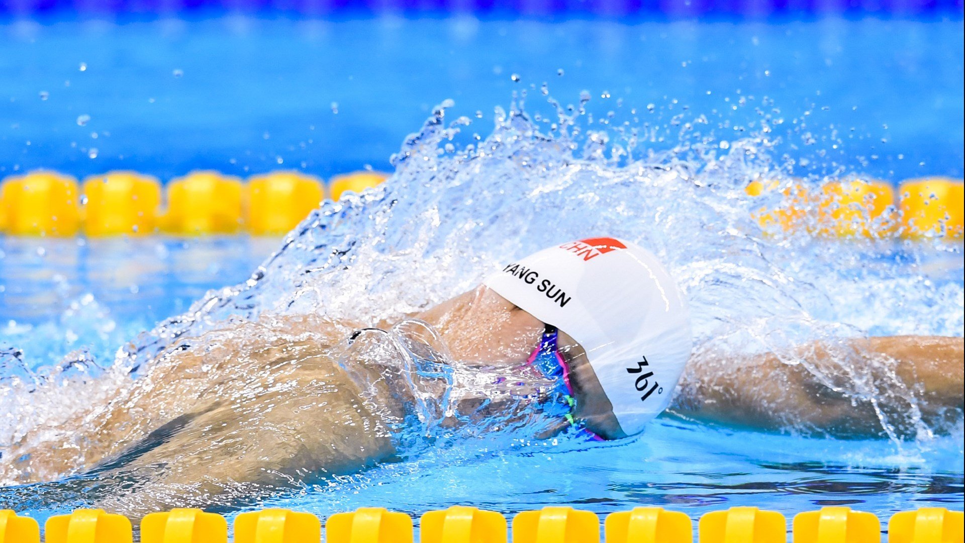 球员在赛后接受媒体采访谈及球队目标与责任,球员们在赛场上展现