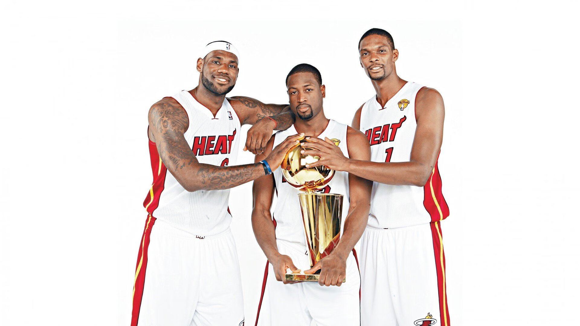 球员在赛后接受媒体采访谈及球队目标与责任,球员们在赛场上展现